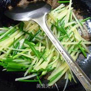 火腿肠韭菜花土豆丝的做法步骤：9