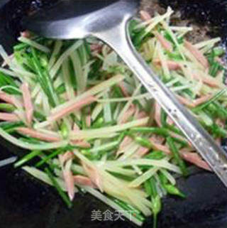 火腿肠韭菜花土豆丝的做法步骤：12
