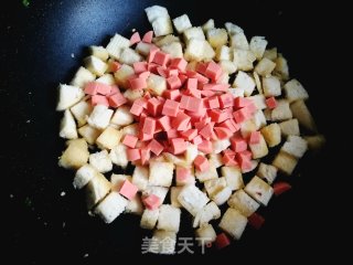 春葱火腿肠炒馍花的做法步骤：7