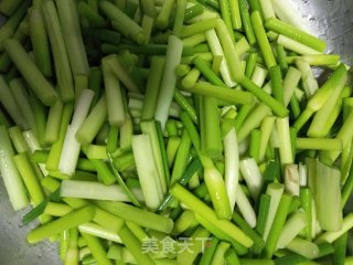 麻辣蒜薹炒肉的做法步骤：1