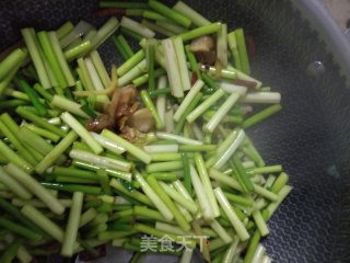 麻辣蒜薹炒肉的做法步骤：6