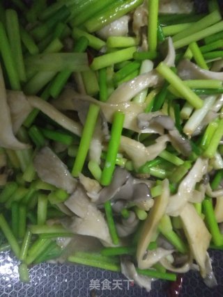 麻辣蒜薹炒肉的做法步骤：7