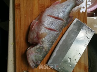 清蒸鲈鱼的做法步骤：1