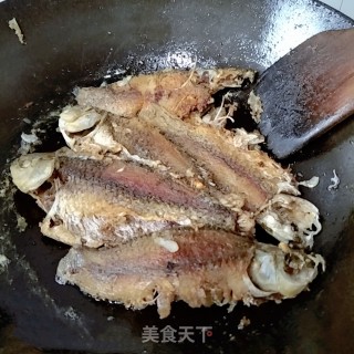 香煎鲫鱼的做法步骤：4