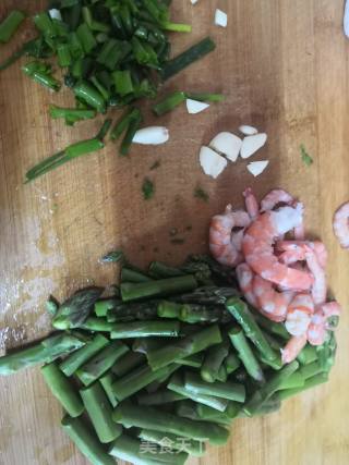 鲜虾芦笋炒河粉的做法步骤：1