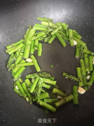 鲜虾芦笋炒河粉的做法步骤：3