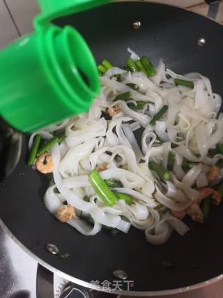 鲜虾芦笋炒河粉的做法步骤：5