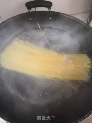 河虾炒意大利面的做法步骤：1