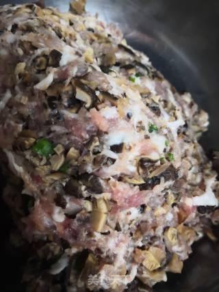 香菇肉末大馄饨的做法步骤：2