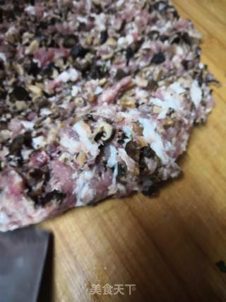 香菇肉末饺子的做法步骤：1
