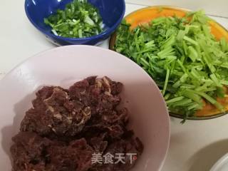 牛肉胡萝卜炒芹菜的做法步骤：1