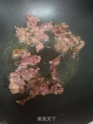 牛肉胡萝卜炒芹菜的做法步骤：3