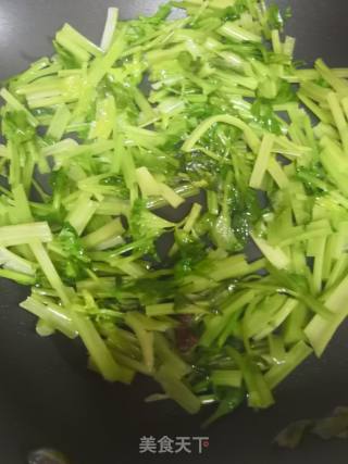 牛肉胡萝卜炒芹菜的做法步骤：4