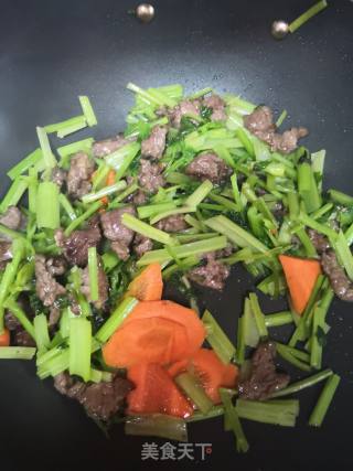 牛肉胡萝卜炒芹菜的做法步骤：5