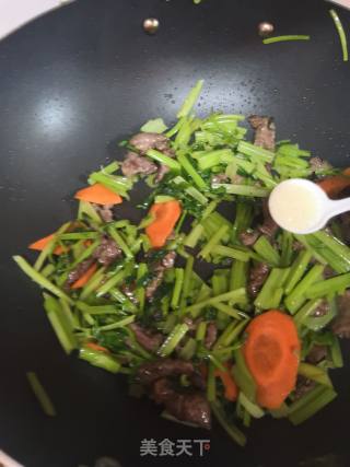 牛肉胡萝卜炒芹菜的做法步骤：6