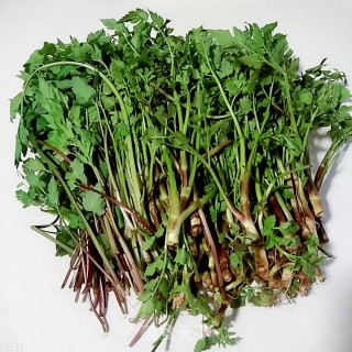 野芹菜梗炒肉的做法步骤：1