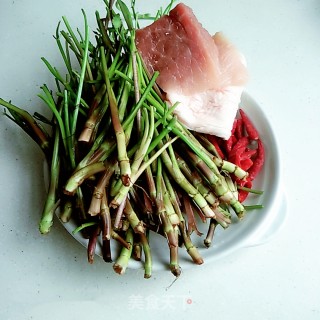 野芹菜梗炒肉的做法步骤：2
