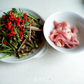 野芹菜梗炒肉的做法步骤：3