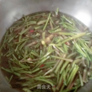 野芹菜梗炒肉的做法步骤：4