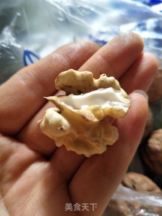 香椿苗拌核桃仁的做法步骤：1