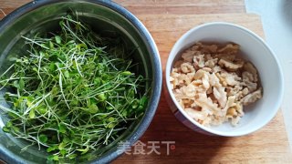 香椿苗拌核桃仁的做法步骤：2