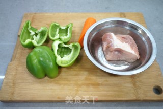 肉丝青椒胡萝卜的做法步骤：1