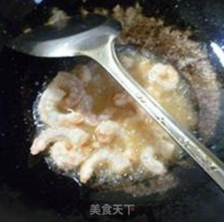 酸菜虾仁炒双瓜的做法步骤：9