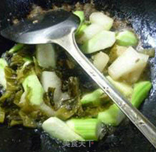酸菜虾仁炒双瓜的做法步骤：12