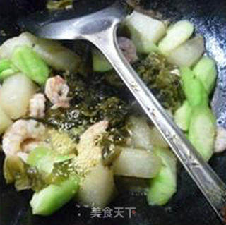 酸菜虾仁炒双瓜的做法步骤：13