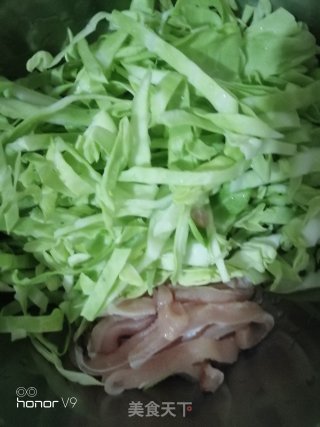 圆包菜炒面的做法步骤：1