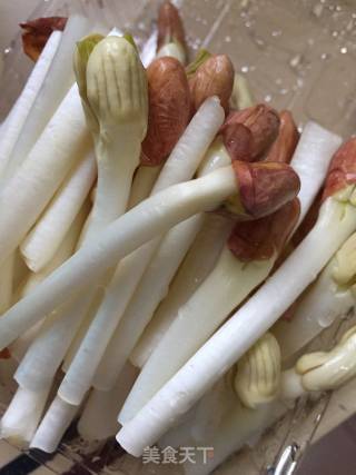 花生芽炒腊肠的做法步骤：2
