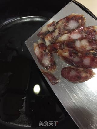 花生芽炒腊肠的做法步骤：5