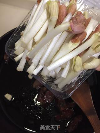 花生芽炒腊肠的做法步骤：6