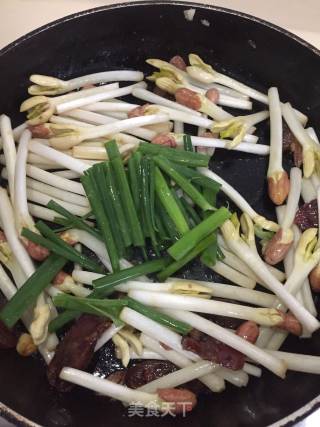 花生芽炒腊肠的做法步骤：7