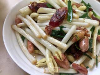 花生芽炒腊肠的做法步骤：8