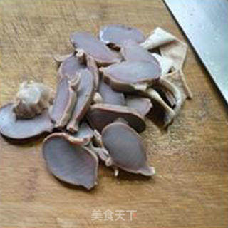 蒜薹麻辣香肠炒鹅胗的做法步骤：7