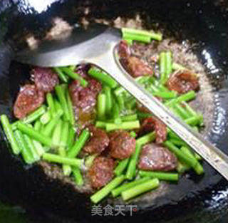 蒜薹麻辣香肠炒鹅胗的做法步骤：9