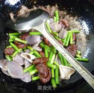 蒜薹麻辣香肠炒鹅胗的做法步骤：12