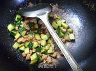 酱香里脊肉炒瓜丁的做法步骤：9