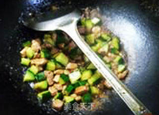 酱香里脊肉炒瓜丁的做法步骤：11