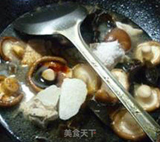 香菇黑木耳烧大排的做法步骤：10