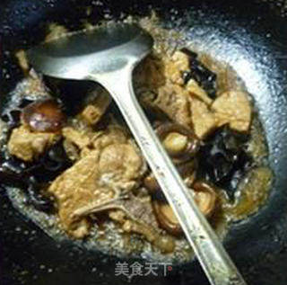 香菇黑木耳烧大排的做法步骤：12
