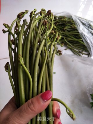 蕨菜炒腊月的做法步骤：1
