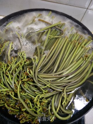 蕨菜炒腊月的做法步骤：2
