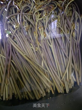 蕨菜炒腊月的做法步骤：3