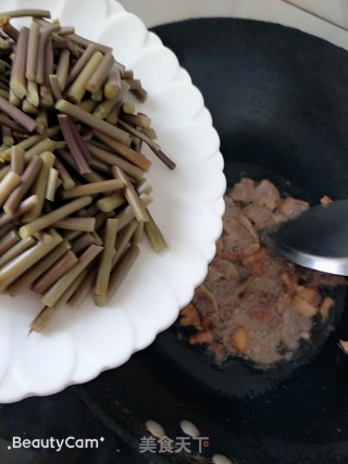 蕨菜炒腊月的做法步骤：8