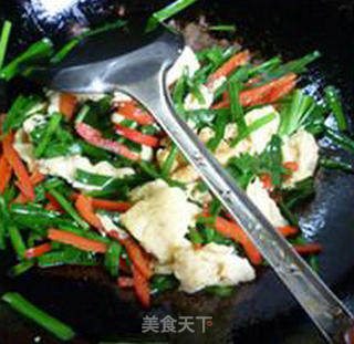 红椒鸡蛋炒韭菜的做法步骤：11