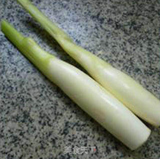 韭菜花茭白炒猪肚的做法步骤：1