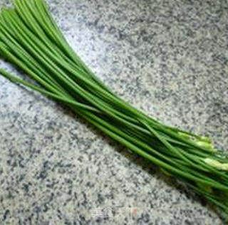 韭菜花茭白炒猪肚的做法步骤：2