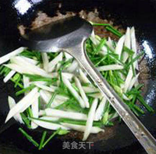 韭菜花茭白炒猪肚的做法步骤：10